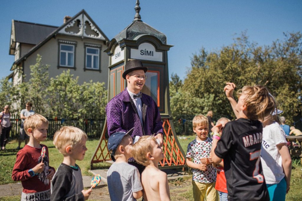 Börn að leik á hátíð í Reykjavík um sumar