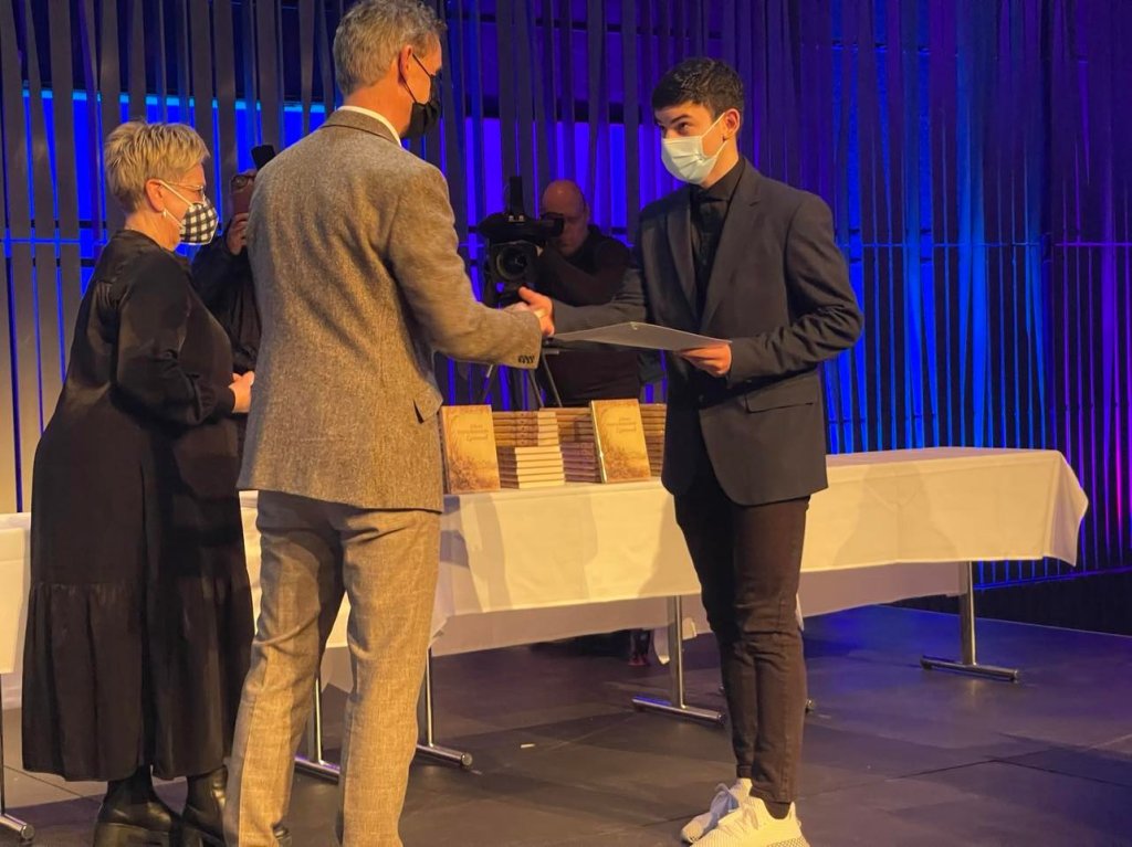 Tekið við Íslenskuverðlaunum