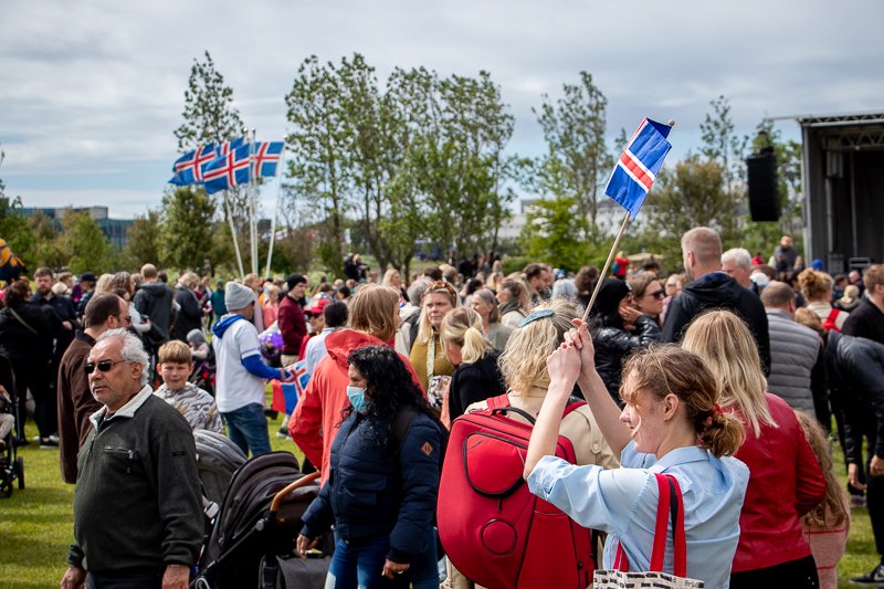 Hópur fólks á 17. júní í Hljómskálagarðinum