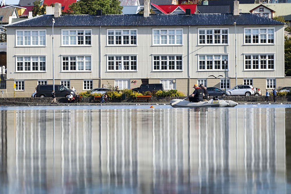 Unnið við sýnatöku í Reykjavíkurtjörn.
