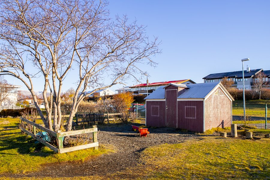 Leiktæki á lóð Ártúnsskóla.