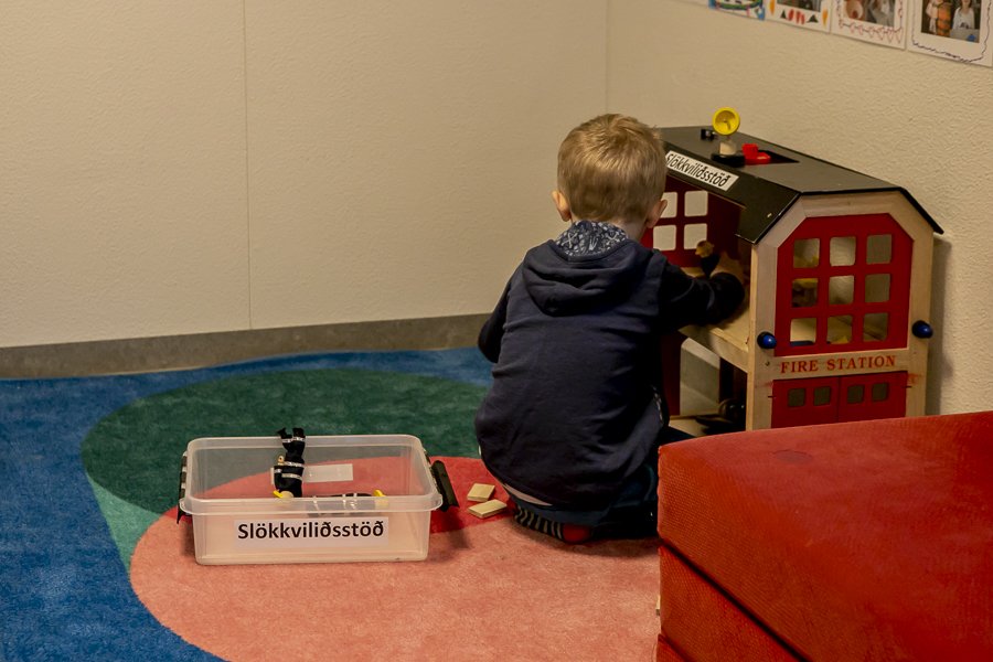 Child playing inside Klettaborg.