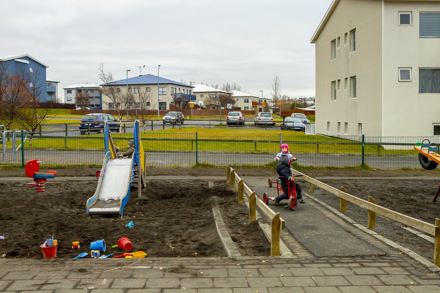 Börn að leik á lóð Laufskála.