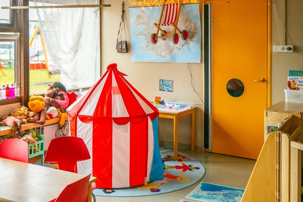 Tent and toys inside Laugasól.