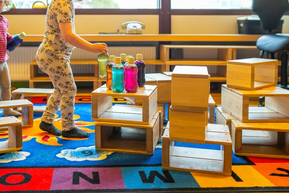 Children playing inside Laugasól.