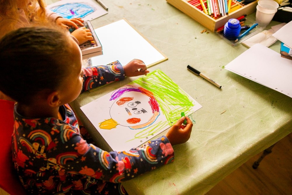 Children drawing inside Laugasól.