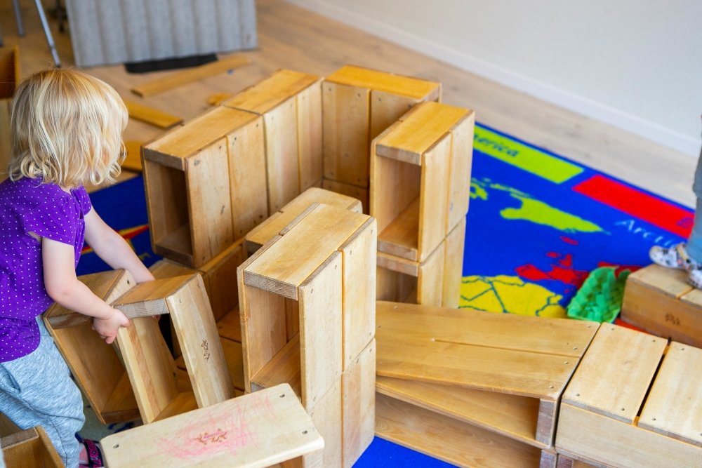 Child playing inside Laugasól.
