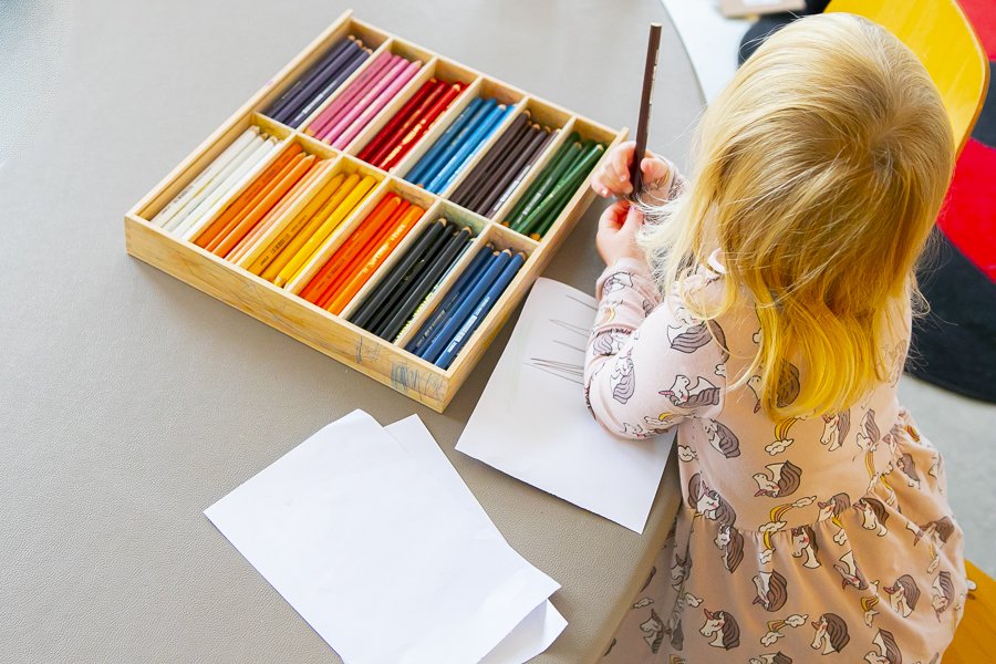 Children drawing inside Seljakot.