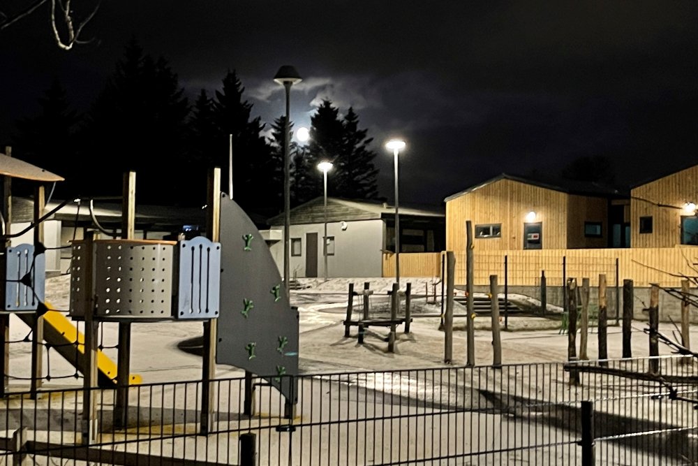 Leikskólinn Kvistaborg í myrkri og tunglsljósi séð frá leikskólalóð