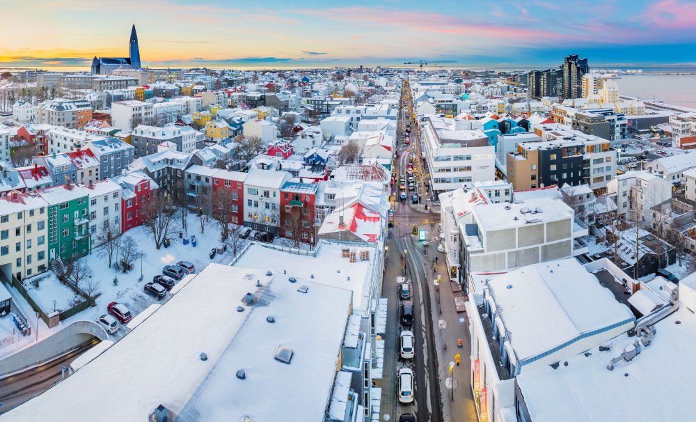 Yfirlitsmynd yfir snævi þakta miðborg Reykjavíkur.