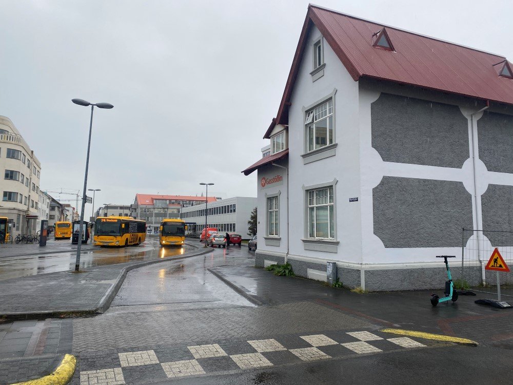 Horft niður Hverfisgötu frá Rauðarárstíg.