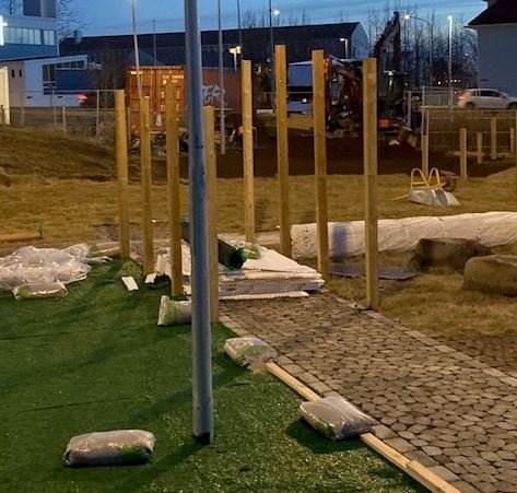 Regnbogagöng undirbúin, stoðir komnar upp