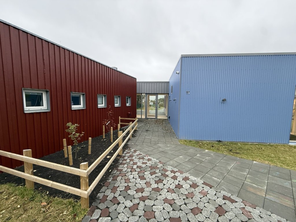 Mynd tekin að utan þar sem viðbygging mætir húsinu sem var fyrir.