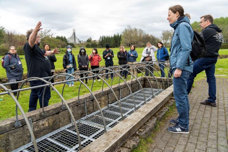Stefán Pálsson ræðir við ráðstefnugesti við þvottalaugarnar í Laugardal. 