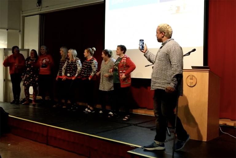 Sendiherrar gleðinnar saman á sviði.