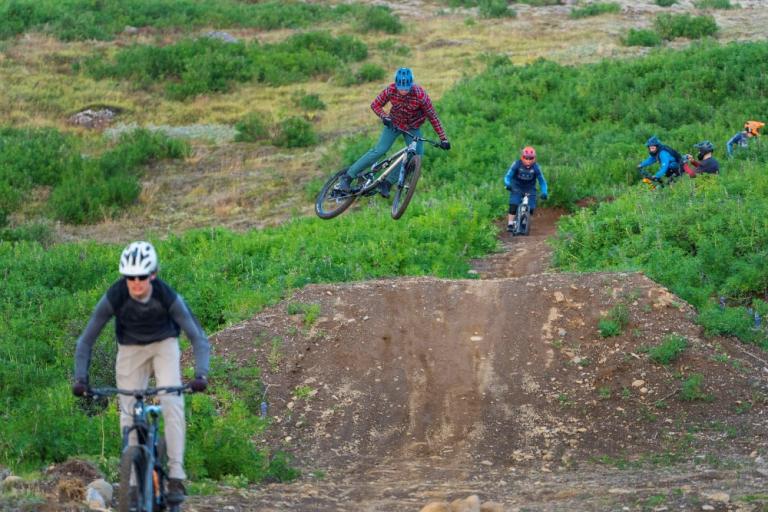 Fjallahjólreiðafólk leikur listir sínar í hjólabrautinni í Úlfarsfelli.