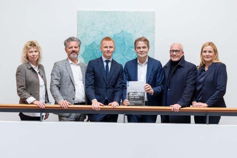 Hvatamenn rannsóknarinnar á starfsemi vöggustofa í Reykjavík ásamt borgarstjóra og nefndarmönnum í vöggustofunefndinni.