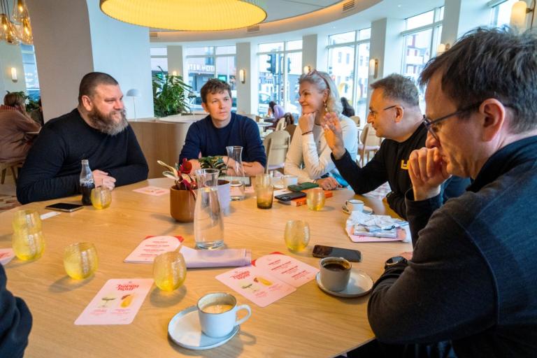 Sendinefnd frá Lviv með Haraldi Þorleifssyni á veitingastaðnum Önnu Jónu. Setið við hringborð.