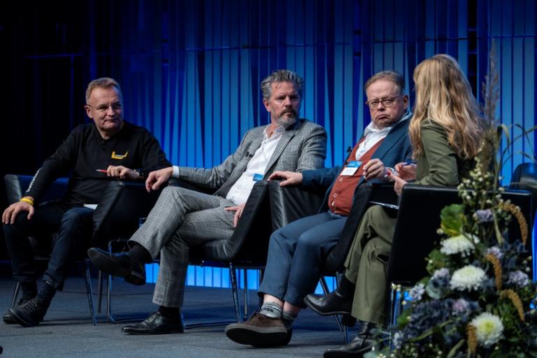 Andriy Sadovyi borgarstjóri Lviv, Dagur B. Eggertsson borgarstjóri Reykjavíkur,  Juhana Vartiainen borgarstjóri Helsinki og Eva Bergþóra Guðbergsdóttir, samskiptastjóri Reykjavíkur á panel á sviði í Norðurljósasal Hörpu á alþjóðlegri friðarráðstefnu.