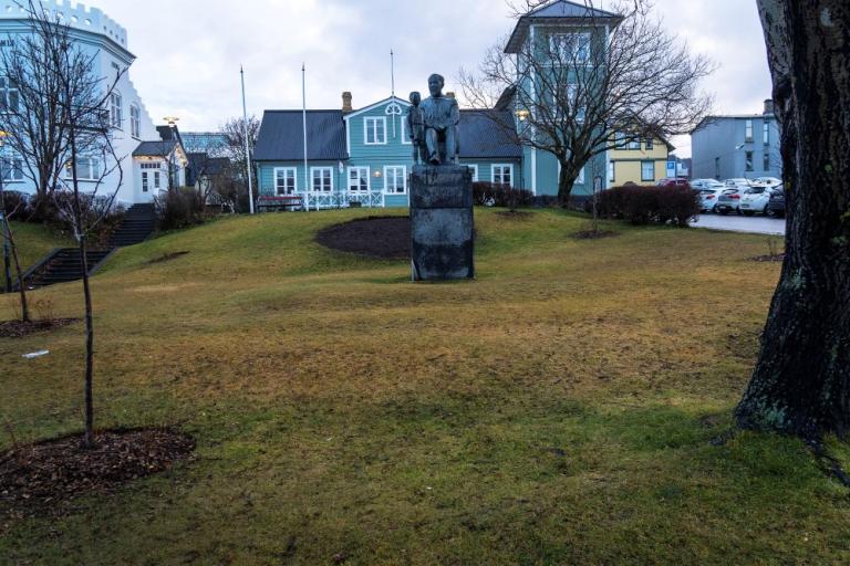 Minnismerki um séra Friðrik við Lækjargötu. Horft framan á styttuna úr nokkurri fjarlægð.