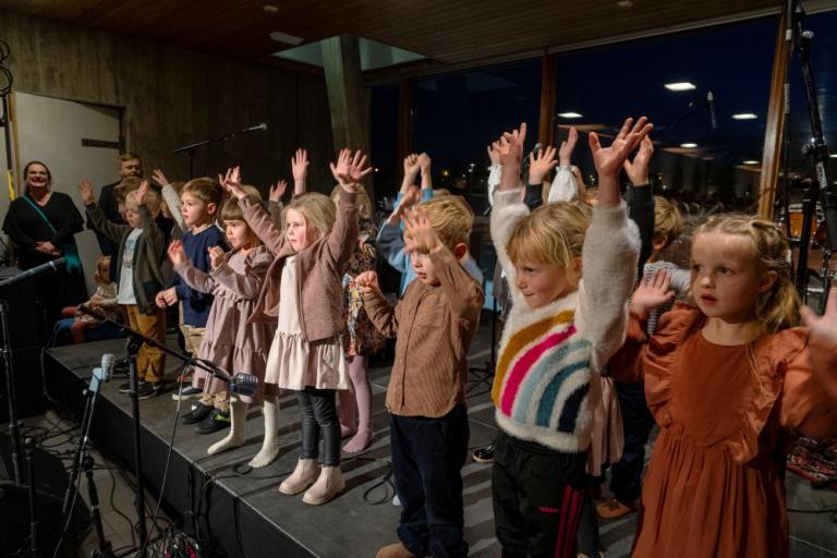 Börn úr Kvistaborg á sviði á Kjarvalsstöðum í opinberri heimsókn Guðna forseta til Reykjavíkur.