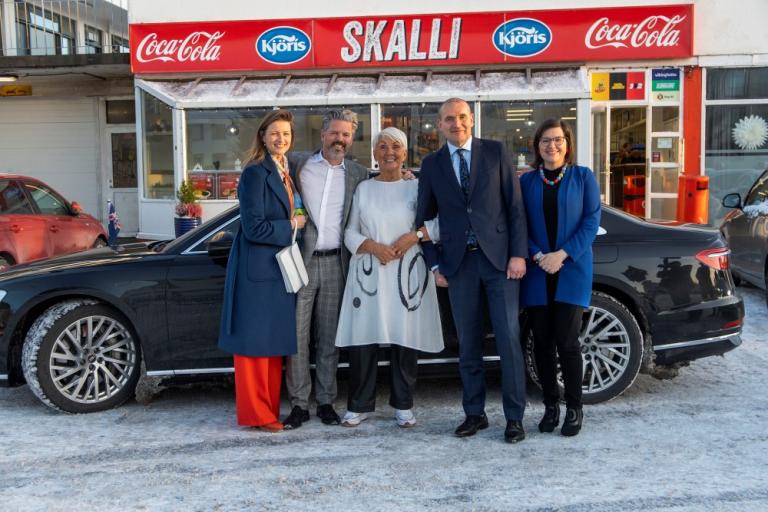 Forsetahjónin Guðni og Eliza ásamt Degi B. og frú með Gullu eiganda Skalla fyrir utan Skalla. Opinber heimsókn til Reykjavíkur.