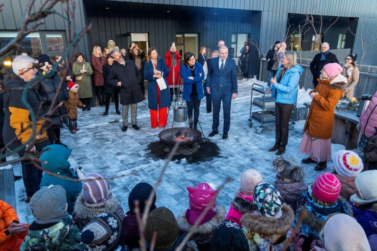 Við útieldhús við Dalsskóla, forsetahjónin Guðni og Eliza ásamt Degi B. og frú og hópi úr skólanum.