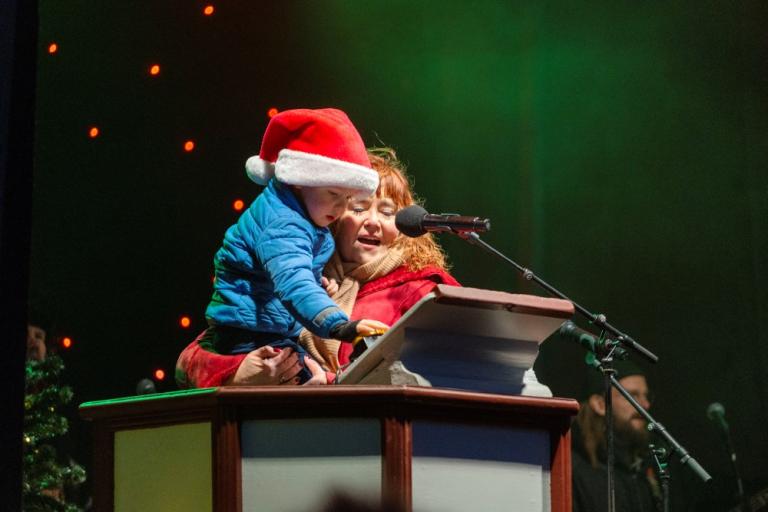 Þórdís Lóa Þórhallsdóttir, forseti borgarstjórnar, fékk aðstoð frá Kristþóri Viljari Dansyni, norsk íslenskum dreng við að kveikja á ljósunum á Oslóartrénu.