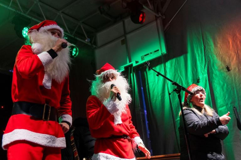 Jólasveinar stálust í bæinn til að syngja fyrir káta krakka á Austurvelli