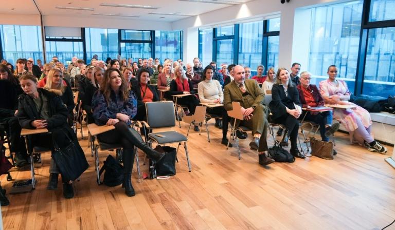 Starfsfólk velferðarsviðs fylgist með afhendingu hvatningarverðlaunanna.