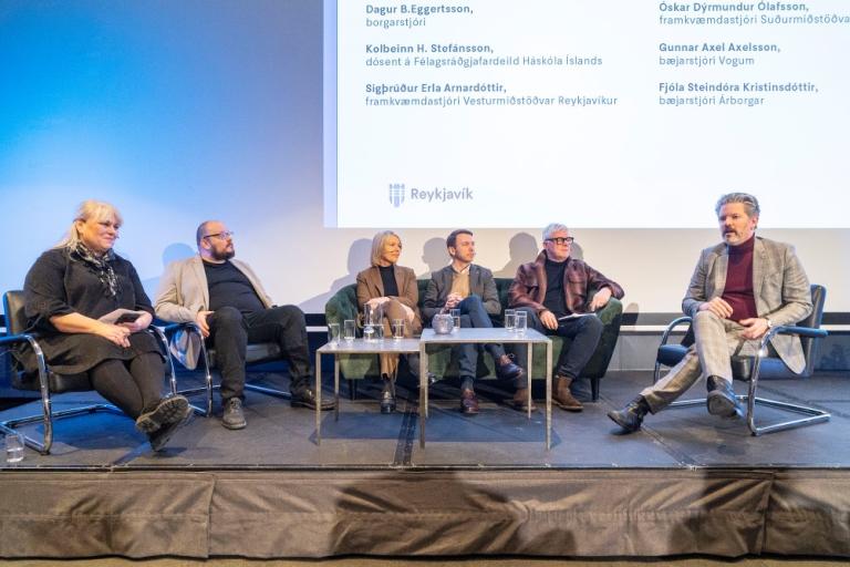 Pallborð í Tjarnarsal á fundi um félagslegt landslag.