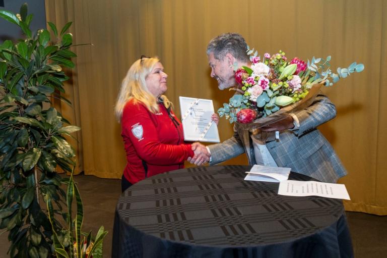 Guðbjörg Eyjólfsdóttir, gjaldkeri björgunarsveitarinnar Þorbjörns tók við styrknum 