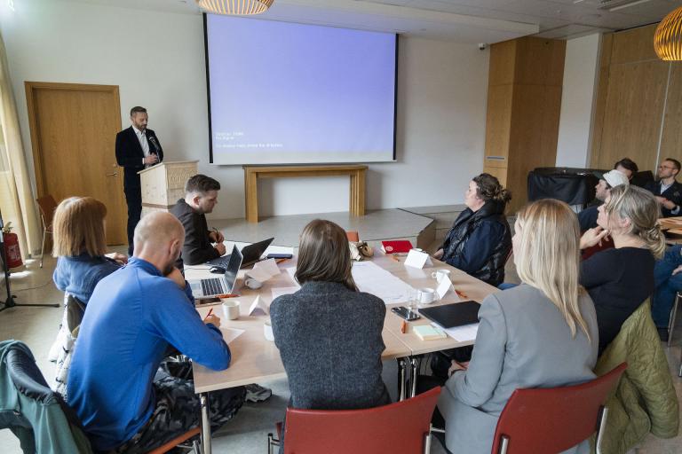 Fólk fylgist með Einari Þorsteinssyni borgarstjóra ávarpa fundinn. 