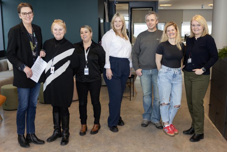 Forsvarsfólk velferðarsviðs og Landspítala kom saman þegar skrifað var undir samning um Laugarás.