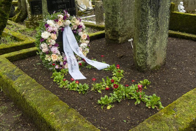 Blómsveigur á leiði Bríetar Bjarnhéðinsdóttur í Hólavallakirkjugarði