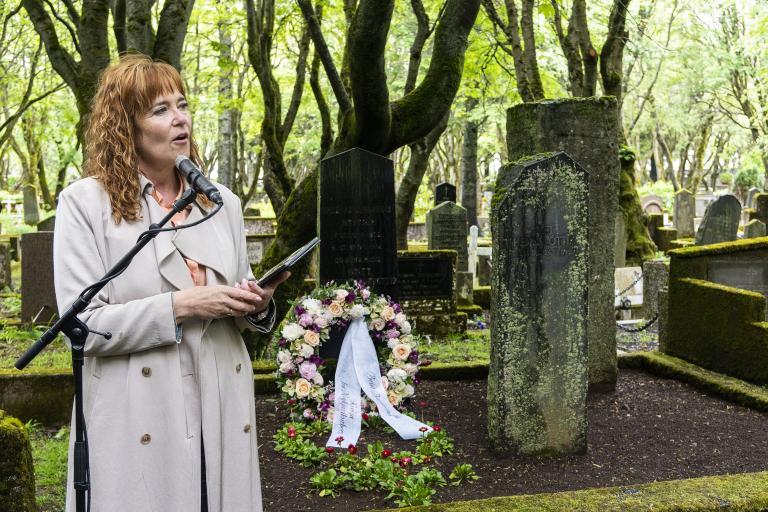 Þórdís Lóa Þórhallsdóttir, forseti borgarstjórnar, flytur ávarp við leiði Bríetar Bjarnhéðinsdóttur. Krans á leiðinu.