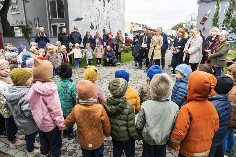 Börn af leikskólanum Laufásborg sungu eitt lag við fögnuð viðstaddra