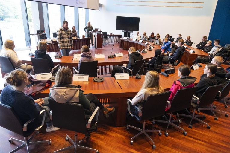 9th grade of Klébergsskóli in the City Council chamber