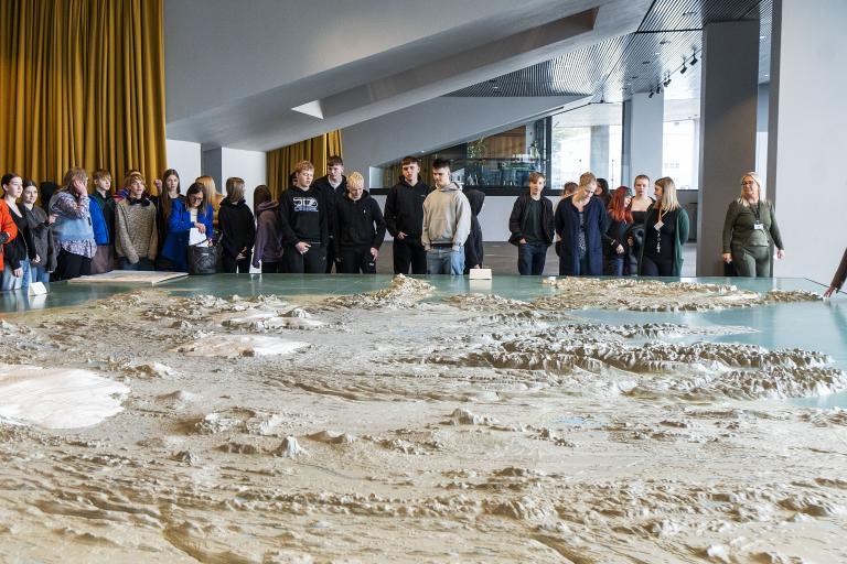 9th grade of Klébergsskóli at the Iceland map in City Hall