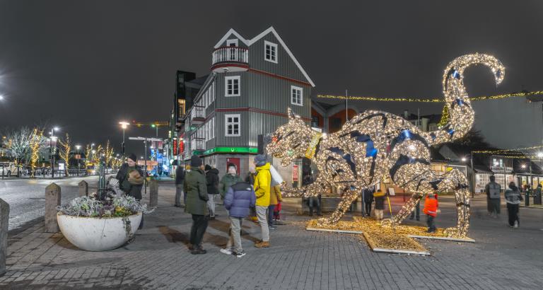 the Yule Cat at Lækjartorg, darkness, people surrounding it