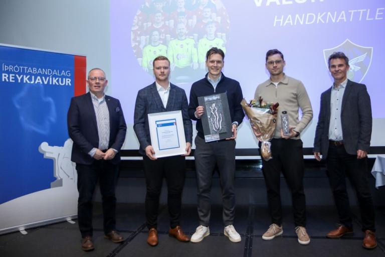 Ingvar Sverrisson, chair of the Reykjavík Sports Association, and Skúli Helgason, chair of Reykjavík City's Sports, Culture, and Leisure Council, with three members of Valur's handball team