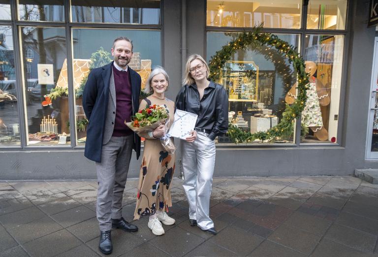 Mayor Einar Þorsteinsson, Guðrún Jóhannesdóttir, CEO of Kokka, and Svava Halldórsdóttir, owner of Listræn ráðgjöf. Svava has managed Kokka's window displays for five years. Group photo outside Kokka, winner of the 2024 most beautiful Christmas window award.