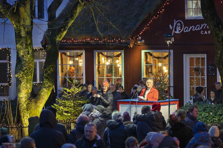 Marta Guðjónsdóttir, borgarfulltrúi, afhenti Þórshafnarbúum jólatréð við hátiðlega athöfn á laugardaginn.