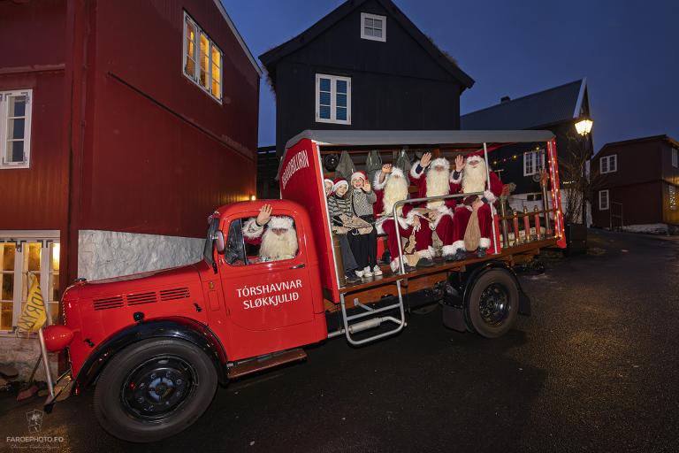 Jólasveinnin ók um Þórshöfn og kveikti svo á jólatrénu.