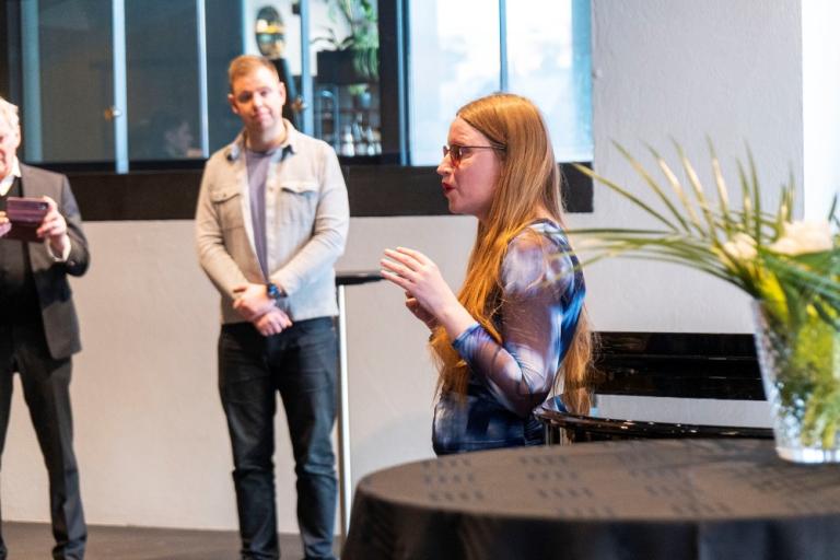 Dagbjört, sem er lærð óperusöngkona, söng tvö lög við athöfnina.