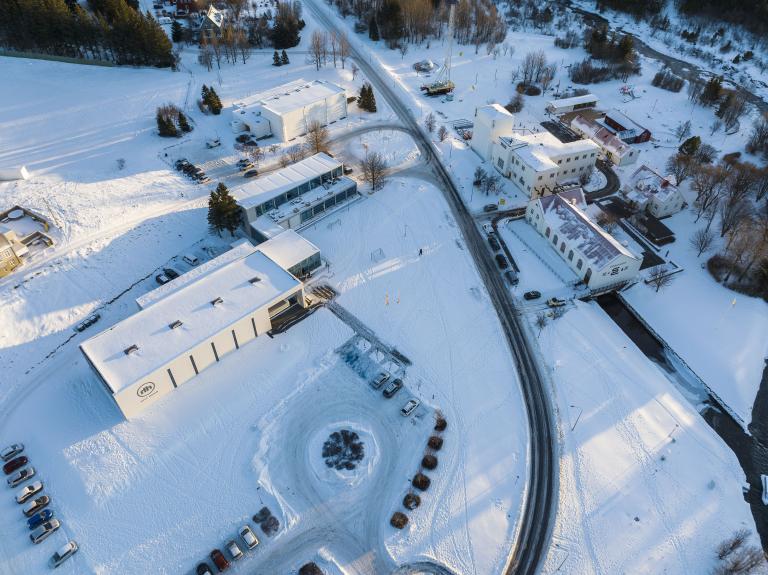 loftmynd af Hinu húsinu og svæðinu þar í kring, við rafstöðina í Elliðaárdal. Vetur, snjór.