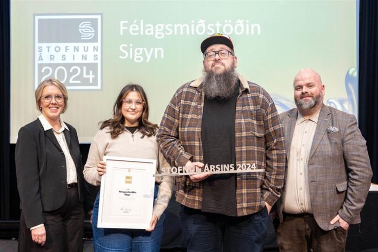 Sigyn Youth Center receives its award.