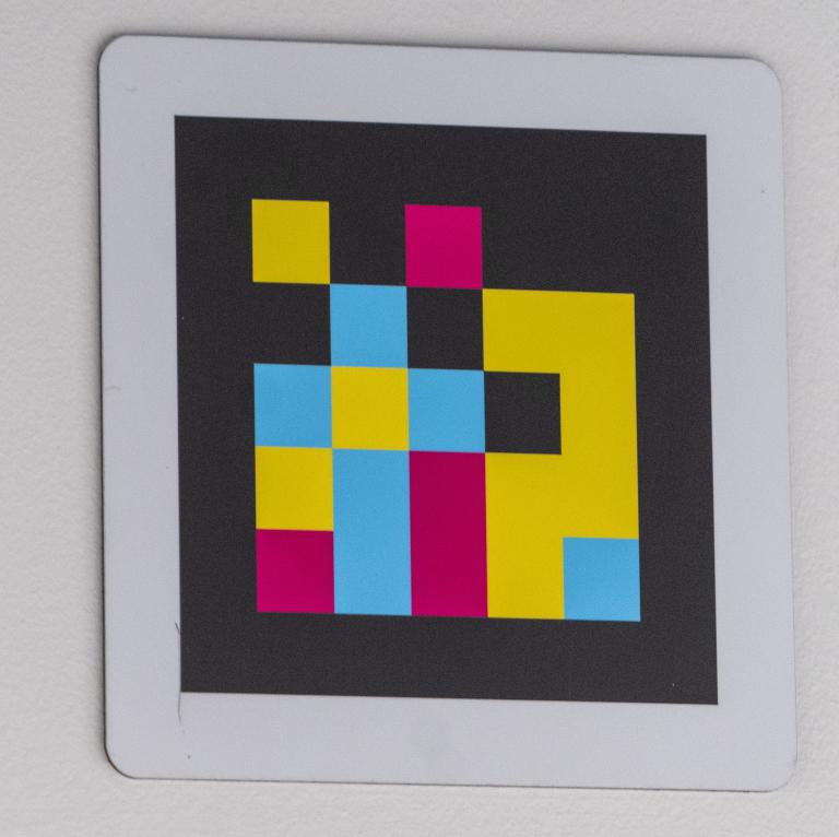 NaviLens kóði á vegg við mötuneytið í Ráðhúsi Reykjavíkur