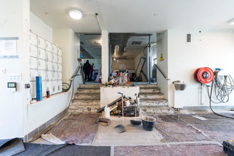 Víða eru viðgerðir og lagfæringar innanhúss í Vesturbæjarlaug.