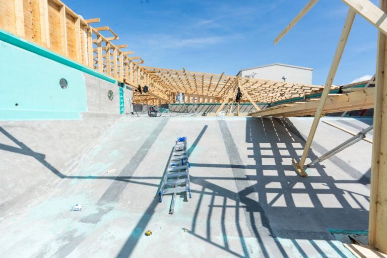 Yfirbygging á laugarkari á Vesturbæjarlaug.